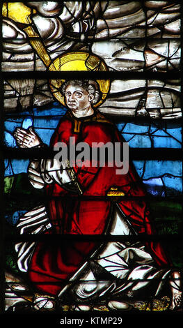 Photographie de vitraux de l’église du Saint Etienne à Bar-sur-Seine, France, prise le 15 juillet 2011. L'image met en évidence les détails complexes et les couleurs vives de l'œuvre de vitrail. Banque D'Images