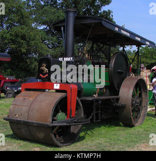 Le rouleau compresseur Aveling & porter, élément clé de la machinerie de construction routière, représente l'évolution de l'ingénierie au XIXe siècle. Ce modèle présente les premiers rouleaux à vapeur utilisés pour l'entretien et la construction des routes. Banque D'Images