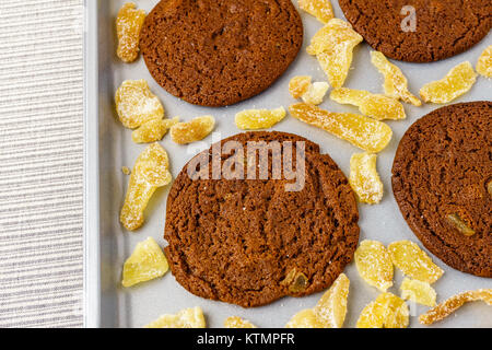 Le gingembre chocolat fraîchement cuits au four les cookies sur la plaque sur une table close-up Banque D'Images