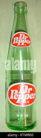 Cette image présente une bouteille Dr Pepper, une boisson gazeuse classique connue pour sa saveur unique. La bouteille reflète la marque du produit et la conception de l'emballage. Banque D'Images