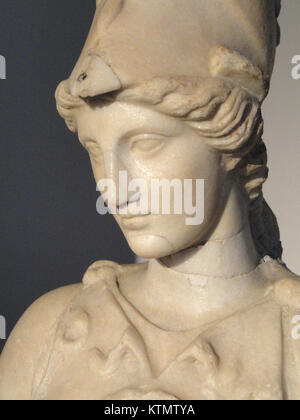 Une sculpture d'Athéna exposée au NY Carlsberg Glyptotek de Copenhague, mettant en valeur l'art classique et le patrimoine grec ancien. Banque D'Images