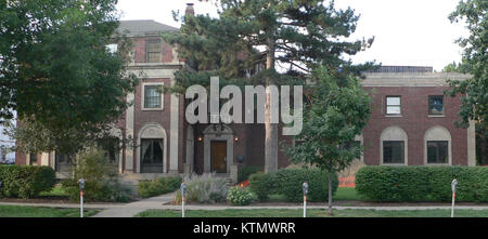 Beta Theta Pi est une fraternité, et cette image peut représenter son chapitre à l'Université du Nebraska-Lincoln (UNL). La fraternité fait partie d'un réseau plus large de fraternités collégiales et joue un rôle dans la vie du campus et la tradition grecque. Banque D'Images