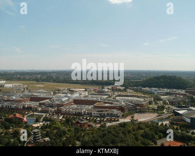 Cette photo offre une vue depuis le gazomètre Oberhausen, en Allemagne, montrant les environs, y compris Centro, un grand centre commercial et de divertissement. La vue met en valeur l'architecture moderne et le paysage urbain de la région. Banque D'Images