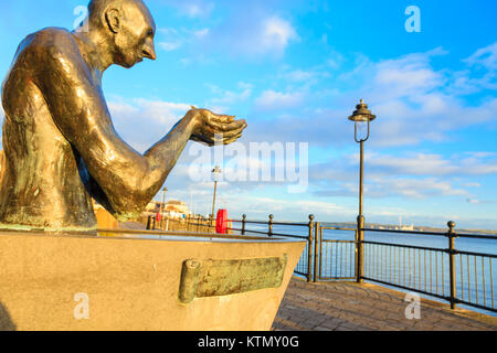 COBH, IRLANDE - 26 novembre : Statue intitulée "Le Navigator' dans le parc John F. Kennedy le 26 novembre 2012 à Cobh Co. Cork Irlande. Sculpture par Mary Banque D'Images