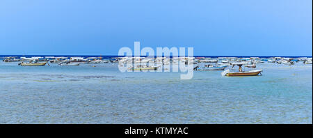 Des bateaux de pêche à l'Al Saif plage sur la mer Rouge, au sud de Jeddah, Arabie saoudite. Banque D'Images