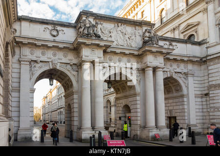 Arche au-dessus de King Charles Street par l'architecte J. M. Brydon avec des sculpteurs Paul Raphael Montford & William Silver Frith vu de Whitehall, Londres, UK Banque D'Images