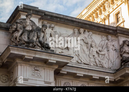 Arche au-dessus de King Charles Street par l'architecte J. M. Brydon avec des sculpteurs Paul Raphael Montford & William Silver Frith vu de Whitehall, Londres, UK Banque D'Images