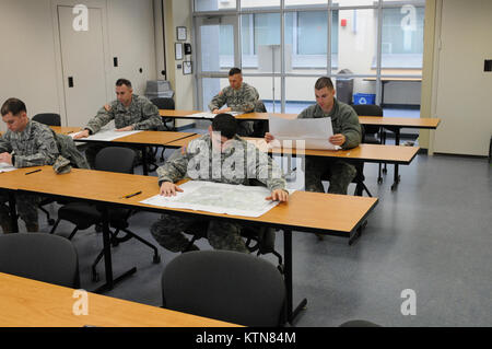 Soldats qui se font concurrence sur les 42e Division d'infanterie 2014 du concours meilleur guerrier commencer le plan de l'exercice dans la Division des affaires militaires et navales dans la région de Latham, NY Le 7 février 2014. (Photo par LE SGT Jeremy Bratt/libérés) Banque D'Images