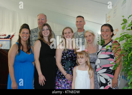 BETHPAGE,NY- Le Général Craig McKinley, chef de la Garde nationale, et le général de bureau Patrick Murphy, l'adjudant général de New York, posent avec cinq nouveaux York Army National Guard les conjoints qui ont assisté à une douche de bébé organisé par le PGA et Barclay's Bank au cours de la Journée de reconnaissance militaire au Barclay's PGA Tour Golf Tournament à Bethpage State Park le Mercredi, août 22. Ils sont (de gauche) Samantha Hahn, Kim Antal, Jessica Metzger, Nicole Campbell et sa fille Savannah, Campbell et Jennifer Lyman. (Eric Durr, New York State Division des affaires militaires et navales/libérés) Banque D'Images