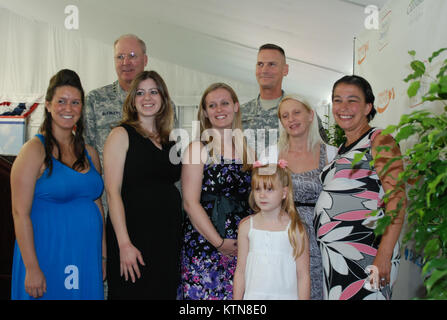 BETHPAGE,NY- Le Général Craig McKinley, chef de la Garde nationale, et le général de bureau Patrick Murphy, l'adjudant général de New York, posent avec cinq nouveaux York Army National Guard les conjoints qui ont assisté à une douche de bébé organisé par le PGA et Barclay's Bank au cours de la Journée de reconnaissance militaire au Barclay's PGA Tour Golf Tournament à Bethpage State Park le Mercredi, août 22. Ils sont (de gauche) Samantha Hahn, Kim Antal, Jessica Metzger, Nicole Campbell et sa fille Savannah, Campbell et Jennifer Lyman. (Eric Durr, New York State Division des affaires militaires et navales/libérés) Banque D'Images