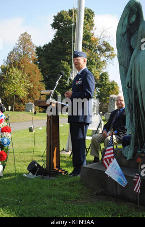 ALBANY, NY (oct. 5, 2012)-- Brig. Le général Anthony P. Allemand, chef d'état-major de la Garde nationale aérienne de New York, commémore le 183e anniversaire de la naissance du Président Chester A. Arthur, 21e président des États-Unis, lors d'une cérémonie tenue à l'Albany cimetière rural, 5 octobre 2012. Le président Arthur, un ancien enseignant, avocat, homme politique républicain et membre de la Garde Nationale de New York, est devenu président le 19 septembre 1881 quand le président James Garfield est mort d'une blessure par balle subie aux mains d'un assassin le 2 juillet 1881. Banque D'Images