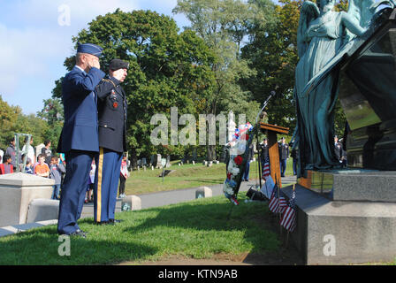 ALBANY, NY (oct. 5, 2012)-- Brig. Le général Anthony P. Allemand, chef d'état-major de la Garde nationale aérienne de New York, et commande le Sgt. Le Major Frank Wicks, New York Sergent-major du Commandement de la Garde nationale, de commémorer le 183e anniversaire de la naissance du Président Chester A. Arthur, 21e président des États-Unis, lors d'une cérémonie tenue à l'Albany cimetière rural, 5 octobre 2012. Le président Arthur, un ancien enseignant, avocat, homme politique républicain et membre de la Garde Nationale de New York, est devenu président le 19 septembre 1881 quand le président James Garfield est mort d'une blessure par balle subie à la Banque D'Images