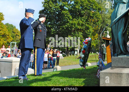 ALBANY, NY (oct. 5, 2012)-- Brig. Le général Anthony P. Allemand, chef d'état-major de la Garde nationale aérienne de New York, et commande le Sgt. Le Major Frank Wicks, New York Sergent-major du Commandement de la Garde nationale, de commémorer le 183e anniversaire de la naissance du Président Chester A. Arthur, 21e président des États-Unis, lors d'une cérémonie tenue à l'Albany cimetière rural, 5 octobre 2012. Le président Arthur, un ancien enseignant, avocat, homme politique républicain et membre de la Garde Nationale de New York, est devenu président le 19 septembre 1881 quand le président James Garfield est mort d'une blessure par balle subie à la Banque D'Images