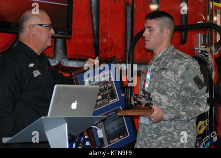 INDIANAPOLIS, Indiana--propriétaire Panther Racing présente John Barnes Recognition Awards à New York le sergent-major de la Garde nationale de l'armée. David Martinsen, le New York SOUS-OFFICIER DE Garde nationale d'armée de l'année au cours d'un soutien de l'employeur de la garde et réserver "Boss Lift" le vendredi 19 octobre. Le patron vous a hébergé par Panther Racing, dont l'équipe Indy Car est parrainé par la Garde nationale de l'armée. Les participants provenaient d'entreprises qui cherchent à embaucher des gardes. (Photo Eric Durr, NYS Division d'Miltiary et navales étrangères.) Banque D'Images