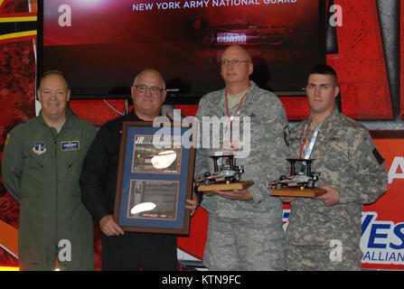 INDIANAPOLIS, Indiana--Panther Racing propriétaire John Barnes, est rejoint par la New York Air National Guard Brig. Le général Kevin Bradley (à gauche) dans la présentation des prix de reconnaissance à New York Air National Guard Master Sgt. Jeffery Lamarche, qui a été nommé gardien de l'air sur la garde d'honneur Manager de l'année, New York et le sergent de la Garde nationale de l'armée. David Martinsen, le New York SOUS-OFFICIER DE Garde nationale d'armée de l'année au cours d'un soutien de l'employeur de la garde et réserver "Boss Lift" le vendredi 19 octobre. Le patron vous a hébergé par Panther Racing, dont l'équipe Indy Car est parrainé par la Garde nationale de l'armée. Le particulier Banque D'Images