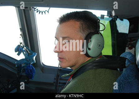 Michael Moscatiello, propriétaire de l'Moscatiello Restauarant à East Greenbush, NY dans le cockpit d'un New York Air National Guard C-17 pendant le vol à un employeur à l'appui de la Garde côtière canadienne et réserver "Boss Ascenseur" à Indianapolis, le vendredi 19 octobre. Les participants au programme ont volé sur un C-17 appartenant à la 105e Airlift Wing qui effectuait une mission de formation.Le patron ascenseur était hébergé par Panther Racing, dont l'équipe Indy Car est parrainé par la Garde nationale de l'armée. Les participants provenaient d'entreprises qui cherchent à embaucher des gardes.( Photo par Eric Durr, NYS D Banque D'Images