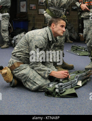 STEWART ANGB Newburgh (New York) --Senior Airman Douglas Decicco fixe cinches sangles lit bébé en tant que membres de la 105e Escadre de transport aérien et de l'Escadron 213 Ingénierie Installation se préparent pour le déploiement dans le cadre de l'État réponse à l'Ouragan Sandy, mercredi matin 31 octobre. Les aviateurs sont parmi plus de 1 100 et de la Garde nationale aérienne de l'armée de soldats déployés à l'ordre du gouverneur Andrew M. Cuomo. Les aviateurs font partie d'opérations communes Zone 3, Joint Task Force 3 l'ouragan les opérations de secours. Banque D'Images