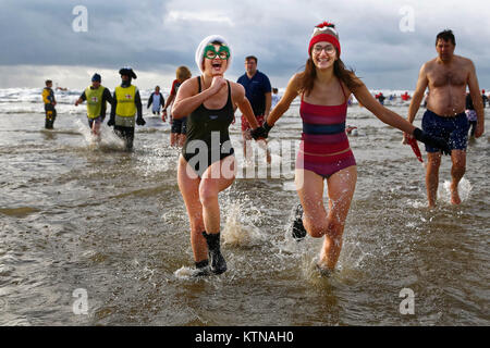 Deux femmes dans leurs maillots de bain splash dans l'eau Banque D'Images