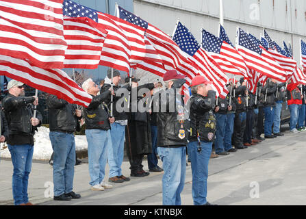 ALBANY (NEW YORK) - Les membres de la région de la capitale nationale Patriot Guard Riders rendre honneurs au cours de l'arrivée de New York les soldats de la Garde nationale d'armée le 8 janvier à l'Aéroport International d'Albany. Quelque 200 soldats sont arrivés à deux vols à travers l'état du 427e Bataillon de soutien de la brigade et de l'entreprise le siège social de l'entreprise B après leur démobilisation au camp Shelby, Mississippi Les soldats ont servi au Koweït ou en Afghanistan dans le cadre de la 27ème Infantry Brigade Combat Team's service outre-mer en 2012. Les cavaliers de la Garde patriote ont été une présence durable pour des événements et des cérémonies militaires dans la région. U.S Banque D'Images