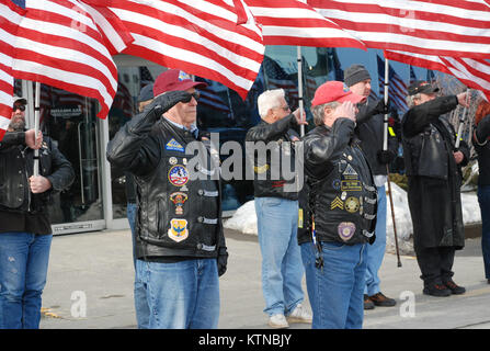 ALBANY (NEW YORK) - Les membres de la région de la capitale nationale Patriot Guard Riders rendre honneurs au cours de l'arrivée de New York les soldats de la Garde nationale d'armée le 8 janvier à l'Aéroport International d'Albany. Quelque 200 soldats sont arrivés à deux vols à travers l'état du 427e Bataillon de soutien de la brigade et de l'entreprise le siège social de l'entreprise B après leur démobilisation au camp Shelby, Mississippi Les soldats ont servi au Koweït ou en Afghanistan dans le cadre de la 27ème Infantry Brigade Combat Team's service outre-mer en 2012. Les cavaliers de la Garde patriote ont été une présence durable pour des événements et des cérémonies militaires dans la région. U.S Banque D'Images