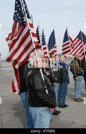 ALBANY (NEW YORK) - Les membres de la région de la capitale nationale Patriot Guard Riders rendre honneurs au cours de l'arrivée de New York les soldats de la Garde nationale d'armée le 8 janvier à l'Aéroport International d'Albany. Quelque 200 soldats sont arrivés à deux vols à travers l'état du 427e Bataillon de soutien de la brigade et de l'entreprise le siège social de l'entreprise B après leur démobilisation au camp Shelby, Mississippi Les soldats ont servi au Koweït ou en Afghanistan dans le cadre de la 27ème Infantry Brigade Combat Team's service outre-mer en 2012. Les cavaliers de la Garde patriote ont été une présence durable pour des événements et des cérémonies militaires dans la région. U.S Banque D'Images