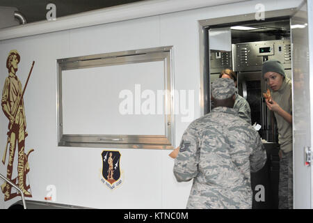 WASHINGTON, D.C. - - l'Air National Guard Disaster Relief Cuisine Mobile personnel prépare à nourrir à l'abri de l'Aviateur Wilkinson Elementary School à Washington D.C qui appuient la 57e Cérémonie d'investiture. La 57e Cérémonie d'investiture a eu lieu à Washington D.C. le lundi, Janvier 21, 2013. L'Inauguration présidentielle comprenaient la prestation de serment, Discours, défilé inaugural et de nombreuses balles inaugurale et galas en l'honneur du président élu des États-Unis. Au cours de la première période de 10 jours environ 6 000 de la Garde nationale de plus de 30 sta Banque D'Images