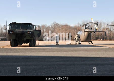 WASHINGTON, D.C. - Avion - Faire le plein de spécialiste (SPC) Ricky Wolley ravitaille un UH-72. L'UH-72A Lakota est un hélicoptère utilitaire léger avec un bimoteur et un seul, quatre pales du rotor principal. La 121e Compagnie médicale (Air Ambulance) est un air de la Garde nationale de la Virginie, l'équipage composé de deux pilotes et responsables. Basé au DAA (Davison AAF, Fort Belvoir en Virginie), DC-NG's 121e Compagnie médicale (Air Ambulance) a été la première unité de la Garde nationale à recevoir l'évacuation sanitaire version configurée l'UH72A. La 121e Compagnie médicale (Air Ambulance) est chargé de fournir un soutien à l'évacuation médicale de la Garde nationale la N Banque D'Images