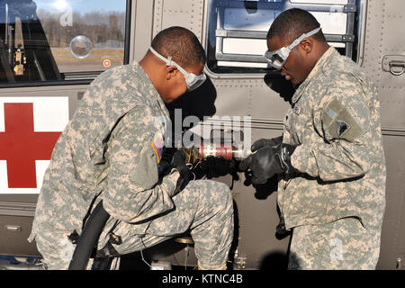 WASHINGTON, D.C. - Avion - Faire le plein de spécialiste (SPC) Ricky Wolley ravitaille un UH-72. L'UH-72A Lakota est un hélicoptère utilitaire léger avec un bimoteur et un seul, quatre pales du rotor principal. La 121e Compagnie médicale (Air Ambulance) est un air de la Garde nationale de la Virginie, l'équipage composé de deux pilotes et responsables. Basé au DAA (Davison AAF, Fort Belvoir en Virginie), DC-NG's 121e Compagnie médicale (Air Ambulance) a été la première unité de la Garde nationale à recevoir l'évacuation sanitaire version configurée l'UH72A. La 121e Compagnie médicale (Air Ambulance) est chargé de fournir un soutien à l'évacuation médicale de la Garde nationale la N Banque D'Images