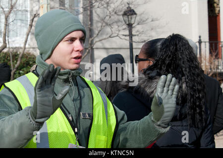 WASHINGTON, D.C. - Aviateur - 1re classe Artem Glouchko, contrôleur aérien à la 113e Escadre (113 GT) du District de Columbia Air National Guard, stationné à Joint Base Andrews, Camp Springs, MD), a été l'un des nombreux gardes nationaux fournissant soutien à la circulation et la foule pour l'investiture Présidentielle. La 57e Cérémonie d'investiture a eu lieu à Washington D.C. le lundi, Janvier 21, 2013. Au cours de la première période de 10 jours environ 6 000 de la Garde nationale de plus de 30 États et territoires a travaillé pour Force-District opérationnelle de Colombie-Britannique, fournissant le traffic contr Banque D'Images