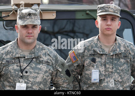 WASHINGTON, D.C. - - Spécialiste Andrew Riddle (à gauche) et privé Cody Henry, 1er bataillon du 112e Régiment d'Infanterie stationné à Cambridge Springs, Pa., étaient en dehors de la foule des gardes nationaux de soutien à la circulation et pour l'investiture Présidentielle. La 57e Cérémonie d'investiture a eu lieu à Washington D.C. le lundi, Janvier 21, 2013. Le 112e Régiment d'infanterie est une unité dans la Garde nationale de Pennsylvanie qui peut retracer sa lignée d'avant la guerre civile américaine. Au cours de la première période de 10 jours environ 6 000 de la Garde nationale de plus de 30 membres Banque D'Images