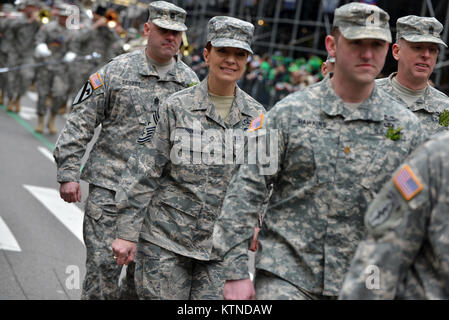 NEW YORK--maître en chef de la Force aérienne Le Sgt. Denise Jelinski-Hall, le conseiller principal a fait appel pour la garde nationale, Burea joines les soldats du 1er Bataillon du 69e de l'infanterie à l'assemblée annuelle de la Parade de la Saint-Patrick à New York le samedi. Le 16 mars. ( Photo de l'Aviateur de Chris. S. Muncy, 106e Escadre de sauvetage) Banque D'Images