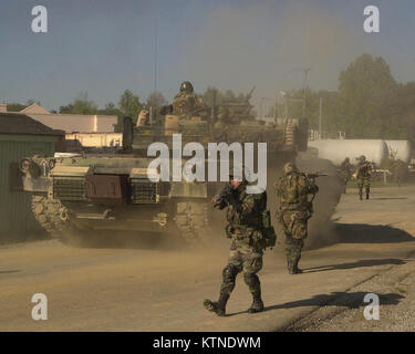 FORT KNOX, KY-- Des soldats du 1er Bataillon du 69e et 101e d'infanterie du 1er Bataillon de cavalerie (réservoir) de la Garde Nationale de New York à la formation Zussman Urban Combat Gamme à Fort Knox de l'été 2003. Les soldats d'infanterie/réservoir pratique la coordination dans une zone urbaine à l'aide de puis- nouveau appareils de formation qui comprenait des balles souples pour le M-4s et balles en plastique pour le réservoir des mitrailleuses. Les soldats ont également utilisé une version de force bleue Tracker pourrait suivre des commandants pour leur emplacement. Des officiers britanniques et le commandant de Fort Knox vu l'exercice. Banque D'Images