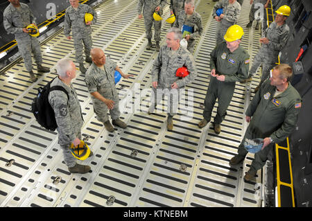 Le sergent de l'US Air Force. Raymond Ortiz, responsable d'aéronefs, parle de C-5M pour rénovation générale de l'US Air Force Paul J. Selva, commandant de l'air mobility command, le Maj Gen Verle L. Johnston, commandant de la garde nationale aérienne de New York, le Col Timothy J. LaBarge, commandant 105 Airlift Wing et chef Master Sgt. Richard A. "andy" Kaiser, chef de l'air mobility command, au cours d'une visite d'un super galaxie au Stewart Air National Guard Base, vendredi 10 mai, 2013. (U.S. Air National Guard photo de Tech. Le Sgt. Michael OHalloran/libérés) Banque D'Images