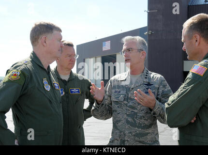 U.S. Air Force Général Paul J. Selva, commandant du Commandement aérien mobilty en conversation avec le Maj Gen Verle L. Johnston Jr., commandant de la Garde nationale aérienne de New York, Brig Gen Anthony Allemand, chef d'état-major de la Garde nationale aérienne de New York et le Col Timothy J. LaBarge, commandant de la 105e escadre de transport aérien de l'après tour C-5M Super Galaxy programme de rénovation au Stewart Air National Guard Base, vendredi 10 mai, 2013. (U.S. Air National Guard photo de Tech. Le Sgt. Michael OHalloran/libérés) Banque D'Images