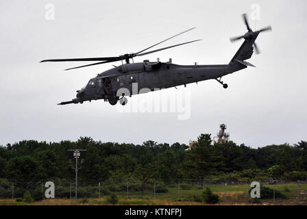 FS GABRESKI ANGB, Westhampton Beach, NY-Un HH-60 Pavehawk de sauvetage par hélicoptère transportant Secrétaire par intérim de l'Armée de l'air Eric Fanning prend son envol sur une mission de formation le jeudi 25 juillet, lors de la visite de Fanning la New York Air National Guard's 106e Escadre de sauvetage. Fanning a observé les membres du 102e Escadron de sauvetage mener une pratique de sauvetage d'un pilote abattu en mer. (Photo de New York Air National Guard Senior Airman Christopher Muncy, 106e Escadre de sauvetage) Banque D'Images