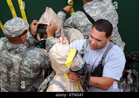 VALHALLA, NEW YORK- New York les soldats de la Garde nationale de l'Armée de l'élément de décontamination de la substance chimique, biologique, radiologique et nucléaire enterprise préparer leurs membres d'équipe des droits sur la ligne de décontamination lors d'un exercice d'intervention en cas de catastrophe ici 10 août au Centre de formation d'incendie du comté de Westchester. La partie de l'entreprise CBRN de la Force de réaction intérieure Région II formés ici cette semaine pour préparer ses soldats et aviateurs, d'extraire à partir d'une des victimes de l'incident à la décontamination des lieux contaminés à la fois les soins ambulatoires et les patients de la litière et la conduite d'aider triage médical auteur civile Banque D'Images