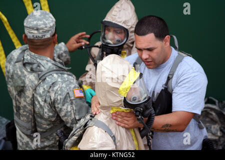 VALHALLA, NEW YORK- New York les soldats de la Garde nationale de l'Armée de l'élément de décontamination de la substance chimique, biologique, radiologique et nucléaire enterprise préparer leurs membres d'équipe des droits sur la ligne de décontamination lors d'un exercice d'intervention en cas de catastrophe ici 10 août au Centre de formation d'incendie du comté de Westchester. La partie de l'entreprise CBRN de la Force de réaction intérieure Région II formés ici cette semaine pour préparer ses soldats et aviateurs, d'extraire à partir d'une des victimes de l'incident à la décontamination des lieux contaminés à la fois les soins ambulatoires et les patients de la litière et la conduite d'aider triage médical auteur civile Banque D'Images