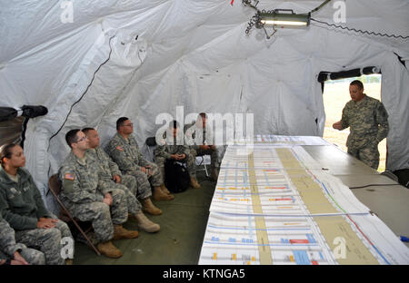 Le Aug 18 2013, le Major-général Harry E. Miller, général commandant de la Division d'infanterie 42d, New York Visite de Garde Nationale d'ARMÉE Des soldats de la 42e et la cabine 642 Pre-Mobilization ASB durant leur formation se tiendra à Fort Drum. MG Miller a visité les soldats au divers postes tels que les premiers soins, Commo, terrestres et autres tâches Nav guerrier dans le cadre de la PMT. MG Miller a également été informé par le commandant de l'agression 3-142 Helicopter Battalion, LTC Jeffrey Baker et son personnel sur les opérations de soutien le bataillon est de fournir au cours de la PMT ainsi que les futures opérations de formation Banque D'Images