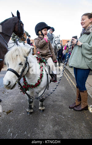 La bataille, en Angleterre. 26 décembre 2017, lendemain de l'East Sussex et Romney Marsh Hunt réunion en bataille une ville anglaise historique, les enfants se joignant à la chasse le lendemain , l'Angleterre.© Jason Richardson / Alamy Live News Banque D'Images