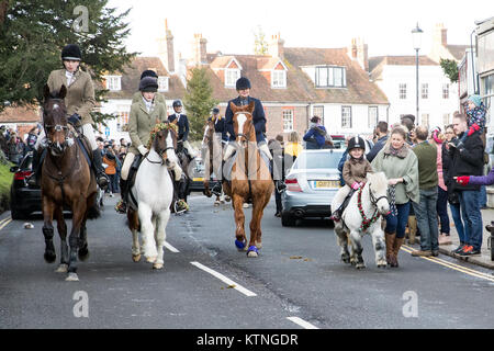 La bataille, en Angleterre. 26 décembre 2017, lendemain de l'East Sussex et Romney Marsh Hunt réunion en bataille une ville anglaise historique, les enfants se joignant à la chasse le lendemain , l'Angleterre.© Jason Richardson / Alamy Live News Banque D'Images