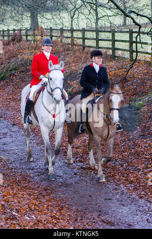 Rivington Grange, Lancashire, Royaume-Uni. Déc 26, 2017. La Rivington Boxing Day Hunt, Chorley, Lancashire. 26 décembre 2017. Des milliers de personnes participent à la traditionnelle chasse au lendemain de réunion à Rivington Barn dans le Lancashire. La chasse avec des chiens a été interdite il y a huit ans, mais beaucoup de 'légal' chasse continuent. Chevaux et cavaliers suivre les sentiers parfumés sur un écran de faste et cérémonie après Noël. Les maîtres de Foxhounds Association ont plus de 200 inscrites à l'échelle du pays, y compris le Boxing Day annuel chasse dans Horwich, près de Bolton. Credit : Cernan Elias/Alamy Live News Banque D'Images