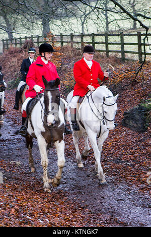 Rivington Grange, Lancashire, Royaume-Uni. Déc 26, 2017. La Rivington Boxing Day Hunt, Chorley, Lancashire. 26 décembre 2017. Des milliers de personnes participent à la traditionnelle chasse au lendemain de réunion à Rivington Barn dans le Lancashire. La chasse avec des chiens a été interdite il y a huit ans, mais beaucoup de 'légal' chasse continuent. Chevaux et cavaliers suivre les sentiers parfumés sur un écran de faste et cérémonie après Noël. Les maîtres de Foxhounds Association ont plus de 200 inscrites à l'échelle du pays, y compris le Boxing Day annuel chasse dans Horwich, près de Bolton. Credit : Cernan Elias/Alamy Live News Banque D'Images