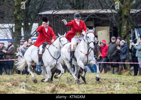 Rivington Grange, Lancashire, Royaume-Uni. Déc 26, 2017. La Rivington Boxing Day Hunt, Chorley, Lancashire. 26 décembre 2017. Des milliers de personnes participent à la traditionnelle chasse au lendemain de réunion à Rivington Barn dans le Lancashire. La chasse avec des chiens a été interdite il y a huit ans, mais beaucoup de 'légal' chasse continuent. Chevaux et cavaliers suivre les sentiers parfumés sur un écran de faste et cérémonie après Noël. Les maîtres de Foxhounds Association ont plus de 200 inscrites à l'échelle du pays, y compris le Boxing Day annuel chasse dans Horwich, près de Bolton. Credit : Cernan Elias/Alamy Live News Banque D'Images