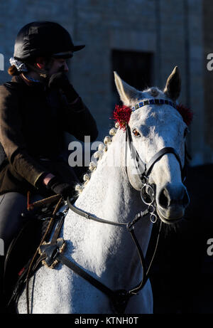 Brigstock, UK. Déc 26, 2017. Les participants à la chasse au phoque sur Pytchley forestiers 26 décembre 2017 se rassembler dans le village de Brigstock, en Angleterre, avant de partir sur leur chasse à travers la campagne du Northamptonshire au cours d'une journée ensoleillée. Crédit : Michael Foley/Alamy Live News Banque D'Images