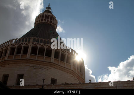 L'église de l'Annonciation à Nazareth le jour de Noël. Adorateur assister à la basilique pour la messe du matin de Noël. L'église de l'Annonciation à Nazareth a été construit sur le site où la tradition catholique est titulaire d'être la maison de la Vierge Marie et l'endroit où Marie a été annoncé par l'ange Gabriel qu'elle allait concevoir et porter le Fils de Dieu, Jésus. Dec 25, 2017. C'est la raison pour laquelle le site est extrêmement important dans le Christianisme : Crédit Mohammed Turabi/ImagesLive/ZUMA/Alamy Fil Live News Banque D'Images