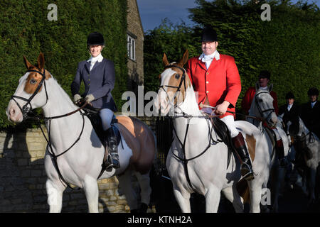 Brigstock, UK. Déc 26, 2017. Les participants à la chasse au phoque sur Pytchley forestiers 26 décembre 2017 se rassembler dans le village de Brigstock, en Angleterre, avant de partir sur leur chasse à travers la campagne du Northamptonshire au cours d'une journée ensoleillée. Crédit : Michael Foley/Alamy Live News Banque D'Images