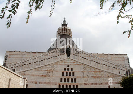 L'église de l'Annonciation à Nazareth le jour de Noël. Adorateur assister à la basilique pour la messe du matin de Noël. L'église de l'Annonciation à Nazareth a été construit sur le site où la tradition catholique est titulaire d'être la maison de la Vierge Marie et l'endroit où Marie a été annoncé par l'ange Gabriel qu'elle allait concevoir et porter le Fils de Dieu, Jésus. Dec 25, 2017. C'est la raison pour laquelle le site est extrêmement important dans le Christianisme : Crédit Mohammed Turabi/ImagesLive/ZUMA/Alamy Fil Live News Banque D'Images