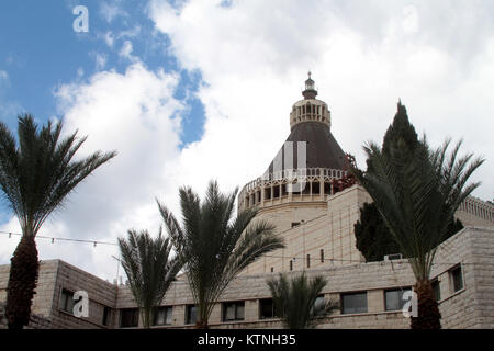 L'église de l'Annonciation à Nazareth le jour de Noël. Adorateur assister à la basilique pour la messe du matin de Noël. L'église de l'Annonciation à Nazareth a été construit sur le site où la tradition catholique est titulaire d'être la maison de la Vierge Marie et l'endroit où Marie a été annoncé par l'ange Gabriel qu'elle allait concevoir et porter le Fils de Dieu, Jésus. Dec 25, 2017. C'est la raison pour laquelle le site est extrêmement important dans le Christianisme : Crédit Mohammed Turabi/ImagesLive/ZUMA/Alamy Fil Live News Banque D'Images