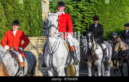 Brigstock, UK. Déc 26, 2017. Les participants à la chasse au phoque sur Pytchley forestiers 26 décembre 2017 se rassembler dans le village de Brigstock, en Angleterre, avant de partir sur leur chasse à travers la campagne du Northamptonshire au cours d'une journée ensoleillée. Crédit : Michael Foley/Alamy Live News Banque D'Images