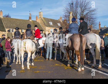 Brigstock, UK. Déc 26, 2017. Les participants à la chasse au phoque sur Pytchley forestiers 26 décembre 2017 se rassembler dans le village de Brigstock, en Angleterre, avant de partir sur leur course à travers la campagne du Northamptonshire au cours d'une journée ensoleillée. Crédit : Michael Foley/Alamy Live News Banque D'Images